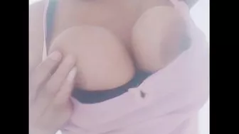 بزازلي مقييمين على زب كبير مشهياه نرضعو و نحكو على صدري على تا يفيض حليبو فوق من بزازلي هايجة بزااف