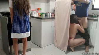 Me Follo a mi Cuñada en la Cocina pero mi Esposa Nos Descubre pero
