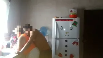 جارتي تركت باب شقتها مفتوح حتى دخلت عليها لإيتها عم تنظف الواني بالمطبخ وهي بدون ملابس 