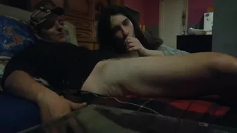 Une bonne pipe et elle avale tout mon sperm