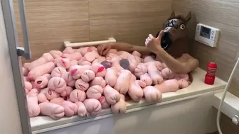 【個人撮影】総額100万円以上⁉︎ オナホール４００個で、オナホ風呂を作ってみた! Japanese Amateur Squirt masturbation sex anal オナニストたけ