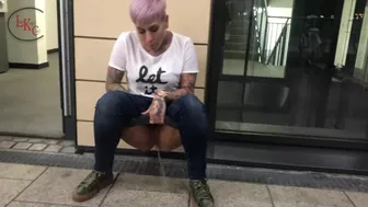 Pissing an XXL load in the public shopping center !!