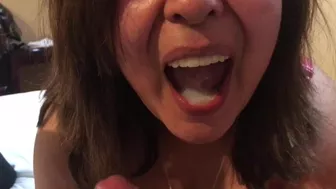 Con el anillo de matrimonio infiel me la mama y termino en su boca