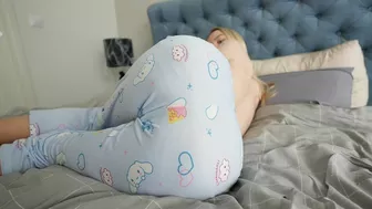 Stepson caught his stepmother watching porn and fucked her then cumming inside pussy