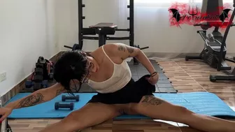 Masturbo mi apretado coño en el gym antes de que llegue mi entrenador personal