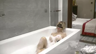 Smuk erotisk video Sonya Gold tager et bad! Meget sexet 4K Ultra HD