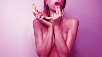 Red nail polish. Red food. Red lipstick. Red bumbum. Lele O