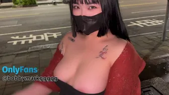 【Mima】Visit Taiwan night market with NO BRA!