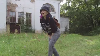 Got an orgasm from a remote control vibrator while walking around an abandoned manor.