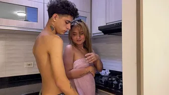 Me aprovecho que no hay nadie en la casa para cogerme duro a mi madrastra en la cosina