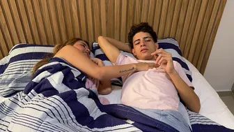 ¿Qué puede pasar si una madrastra comparte una cama con su hijastro en el hotel?