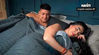 Big-bottomed stepmother shares bed after a mistake upon arriving from a trip