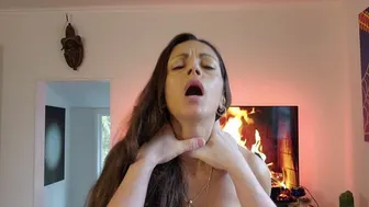 Honry amateur couple have morning sex on the sofa and both orgasm together