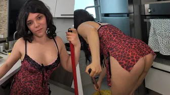 The MILF Stepmom Housewife: “You’re the boss of my stepson”