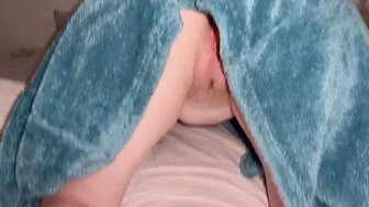 I hid under the blanket to pretend to be my stepbrother's girlfriend, he didn't notice and he fucked my pink pussy, how lucky I am to be 18