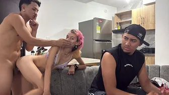 Seduzco al amigo de mi hermanastro y este me da una dura cogida a escondidas y me vengo a chorros.