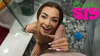Nikki Nicole Gives Shy Stepbro A Steamy Shower BJ - S35:E10