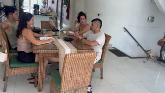 EL MEJOR AMIGO DE MI NOVIO ME ATRAE Y ME LO FOLLO EN SU COCINA FRENTE A SU ESPOSA