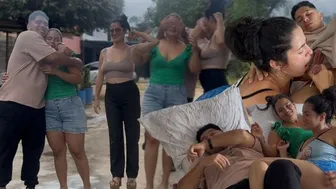 mientras mi amiga se distrae el novio de ella me mete la verga!!