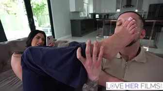 Brunette Hottie Gal Ritchie Banged By Her Foot Fetish Fan