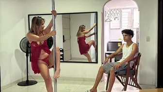 Madrastra de culo grande logra seducir a su pequeñp hijastro con un baile sexy y este le da algo inesperado.
