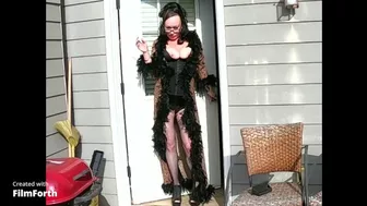 Meet the sexy and funny Milf next door